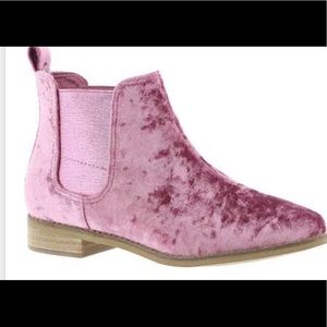 Toms soft pink boots. NWT.